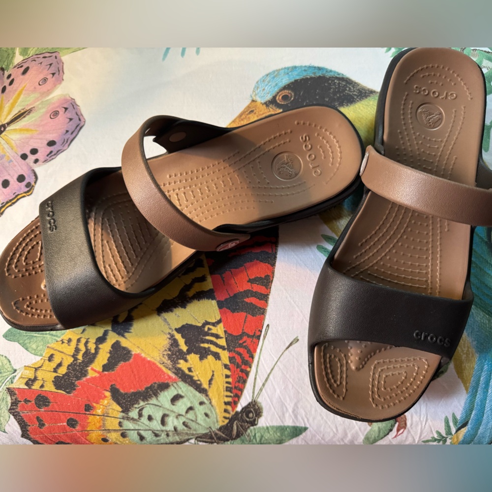 CROCS “Coretta” Sandal Nearly New Brown & Tan 2 Strap sz 9